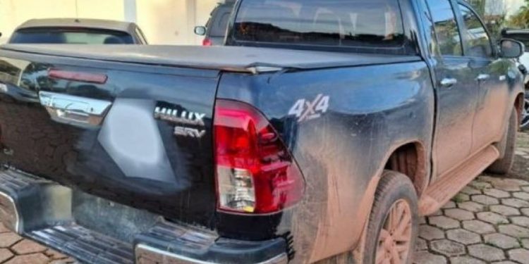 Caminhonete furtada em Vilhena é localizada pela PM em oficina de Rolim de Moura