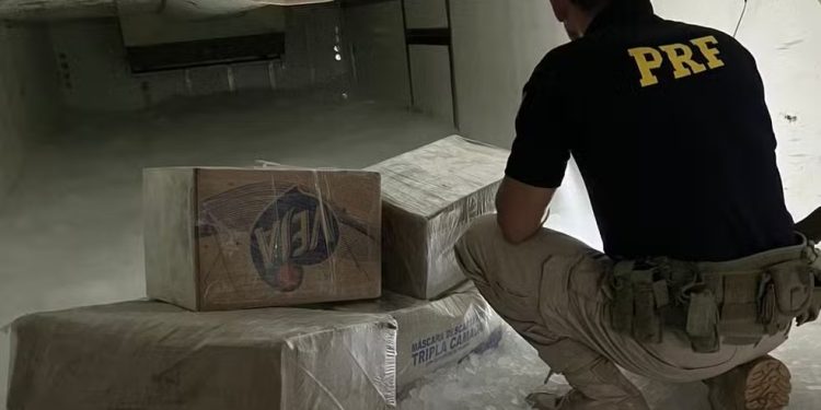 PRF intercepta caminhão frigorífico e apreende 176 kg de drogas em Ji-Paraná