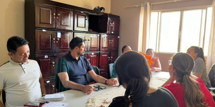 Vereador Márcio Pacele se reúne com comunidade escolar em Nova Califórnia para ouvir demandas