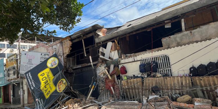 PRÉDIO COMERCIAL DESABA NA REGIÃO CENTRAL DE PORTO VELHO