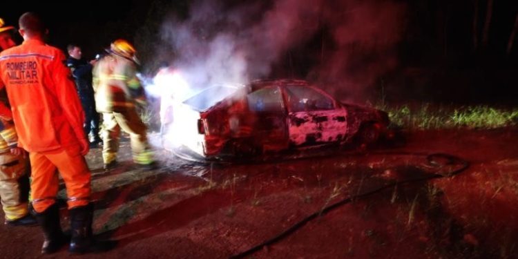 Carro é encontrado em chamas com corpo carbonizado na zona rural de Vilhena