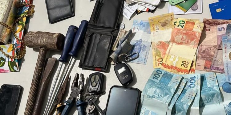 DUPLA É DETIDA APÓS SUSPEITA DE ENVOLVIMENTO EM FURTO A RESIDÊNCIA