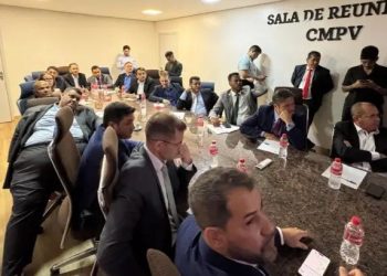 PREFEITO LÉO MORAES APRESENTA PROJETO DE REESTRUTURAÇÃO ADMINISTRATIVA E PROPÕE REDUÇÃO DE SECRETARIAS