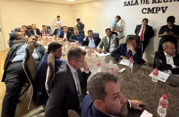 PREFEITO LÉO MORAES APRESENTA PROJETO DE REESTRUTURAÇÃO ADMINISTRATIVA E PROPÕE REDUÇÃO DE SECRETARIAS