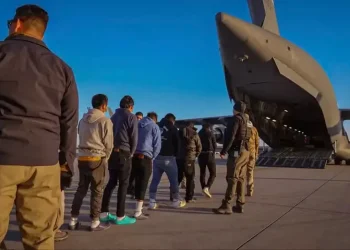 Rondonienses estão entre brasileiros deportados dos EUA em voo que pousou em Manaus