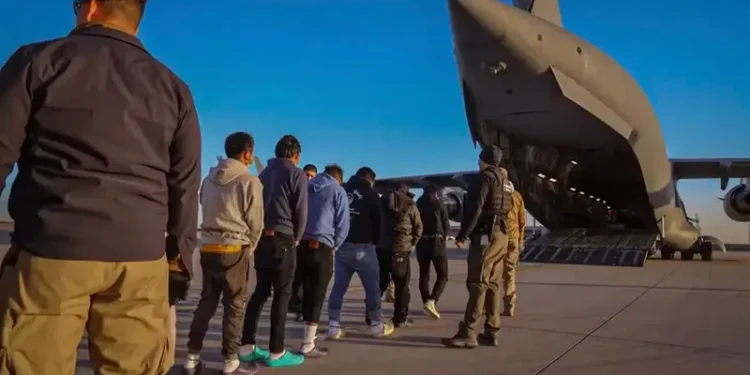 Rondonienses estão entre brasileiros deportados dos EUA em voo que pousou em Manaus