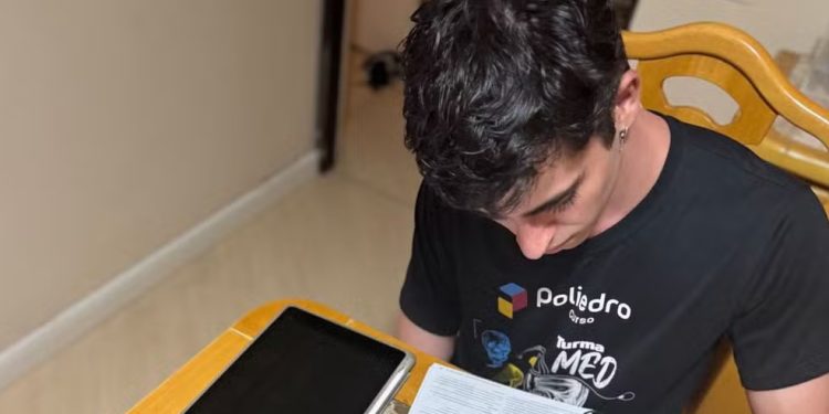 Jovem de Rondônia alcança sonho e é aprovado em medicina na USP com nota máxima na redação
