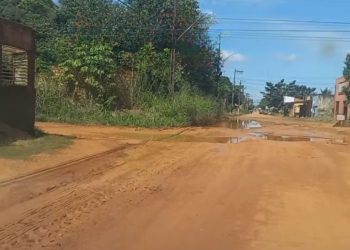 Morador denuncia situação precária da Rua Raimundo Cantuária no Jardim Santana