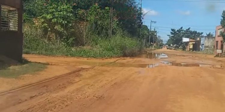 Morador denuncia situação precária da Rua Raimundo Cantuária no Jardim Santana