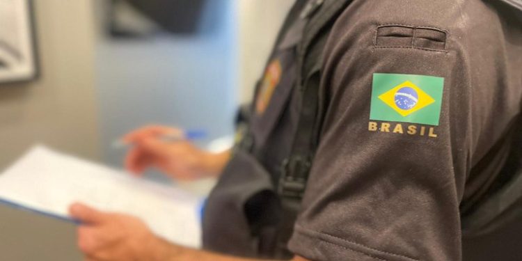 Mulher é presa por fraude bancária contra idosa em Porto Velho