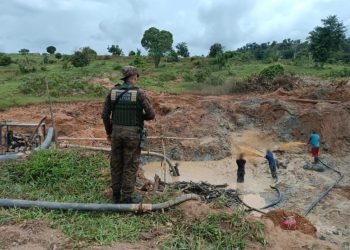 Operação conjunta combate mineração ilegal e apreende equipamentos em Theobroma