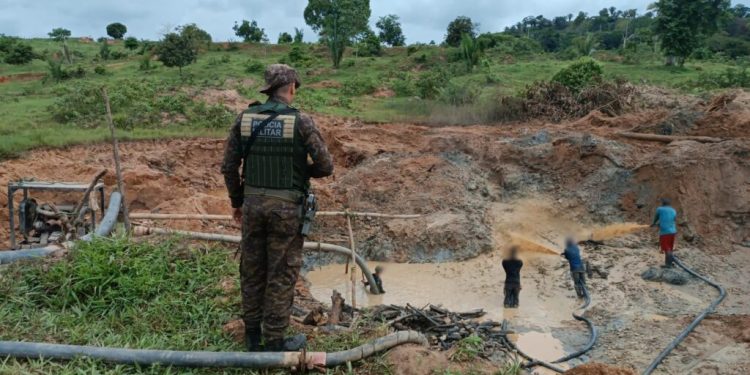 Operação conjunta combate mineração ilegal e apreende equipamentos em Theobroma