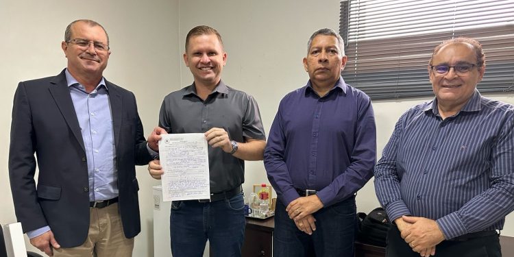 Vereador Pastor Bruno Luciano debate ampliação da isenção de IPTU para templos religiosos em reunião com a Semfaz