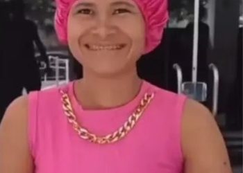 Mulher ri ao ser presa por incendiar e esfaquear homem vivo em Rondônia