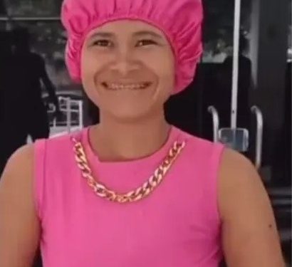 Mulher ri ao ser presa por incendiar e esfaquear homem vivo em Rondônia