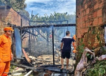 Casa é destruída por incêndio no Centro de Porto Velho; fogo assustou moradores