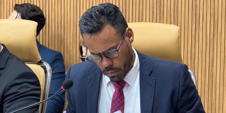 Vereador Santana vota “sim” para lei que garante auxílio a servidores municipais