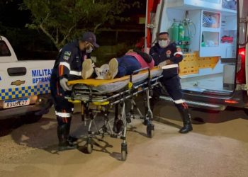 Motociclista sofre queda após atropelar cachorro na avenida Campos Sales