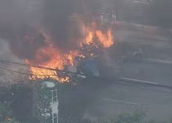 Avião de pequeno porte cai na zona oeste de São Paulo e colide com ônibus