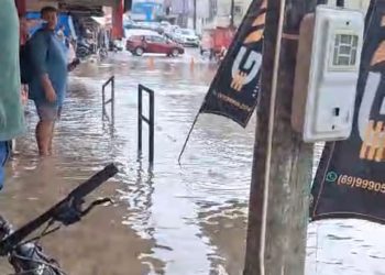 Chuva intensa causa alagamento na rua Barão de Rio Branco e prejudica comércio
