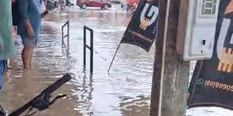 Chuva intensa causa alagamento na rua Barão de Rio Branco e prejudica comércio