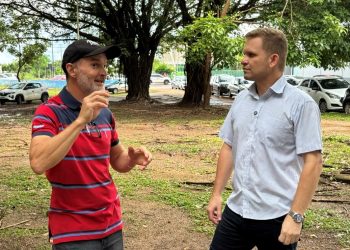 Vereador Pastor Bruno Luciano visita praça e ouve reclamações sobre abandono e falta de iluminação