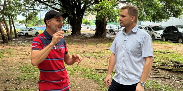 Vereador Pastor Bruno Luciano visita praça e ouve reclamações sobre abandono e falta de iluminação