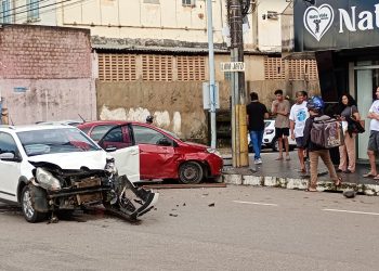 Colisão entre dois carros é registrada na Rua Almirante Barroso em Porto Velho