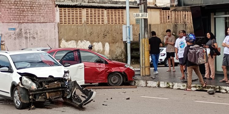 Colisão entre dois carros é registrada na Rua Almirante Barroso em Porto Velho