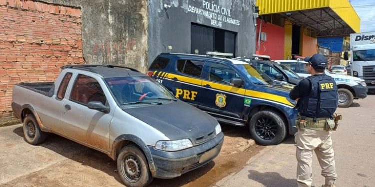 PRF recupera veículo furtado e prende homem transportando drogas no corpo