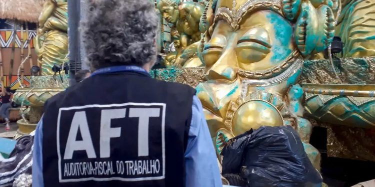 Ministério do Trabalho encontra irregularidades em barracões da Cidade do Samba