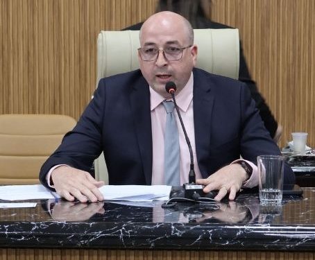 Servidores cobram presidente da Câmara sobre atraso na implementação da reestruturação administrativa