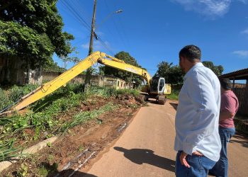 Vereador Márcio Pacele fiscaliza limpeza de canal no bairro Mariana e destaca ação da Semob