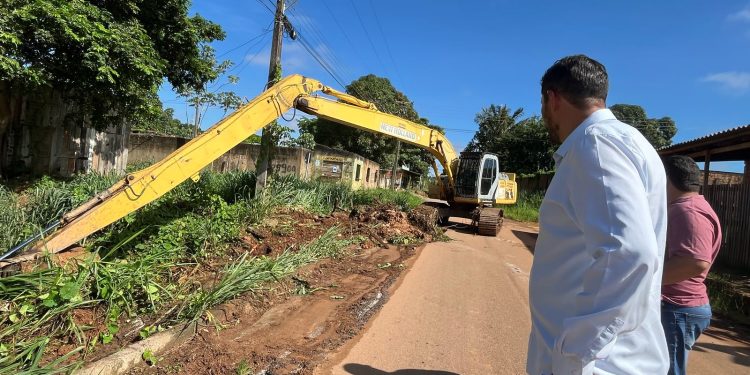 Vereador Márcio Pacele fiscaliza limpeza de canal no bairro Mariana e destaca ação da Semob