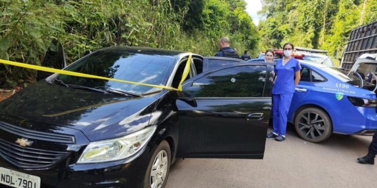 Casal é assassinado a tiros dentro de carro em Porto Velho
