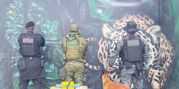 Polícia apreende 10 kg de cocaína e prende dois suspeitos em operação na fronteira