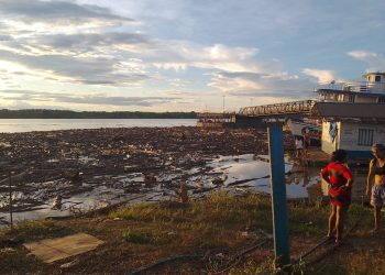Barcos ficam presos entre toras de madeira após forte chuva em Porto Velho