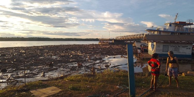 Barcos ficam presos entre toras de madeira após forte chuva em Porto Velho