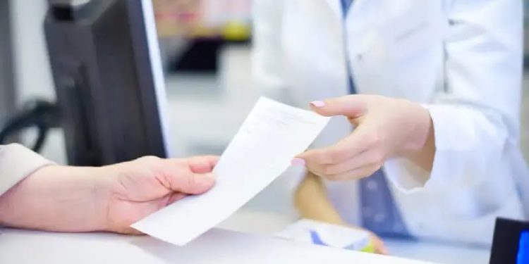 Farmacêuticos poderão prescrever medicamentos tarjados, decide CFF