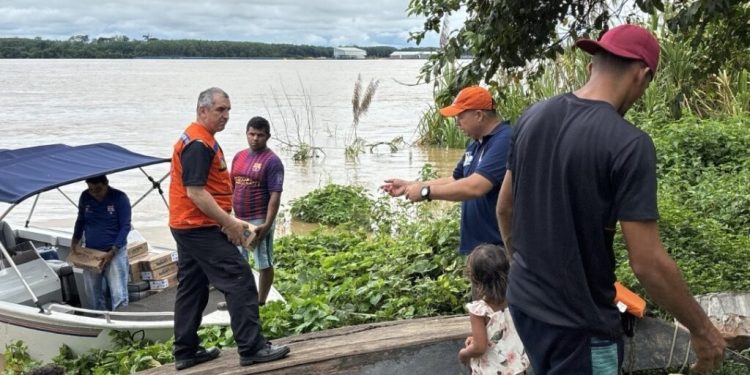 Defesa Civil distribui hipoclorito de sódio para comunidades afetadas pela cheia do rio Madeira
