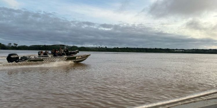 Polícia Federal destrói 31 dragas em operação contra garimpo ilegal no Rio Madeira