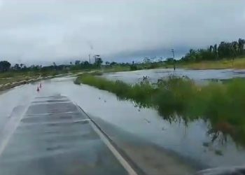 Trecho da BR-425 é tomado pela água e apresenta risco para motoristas