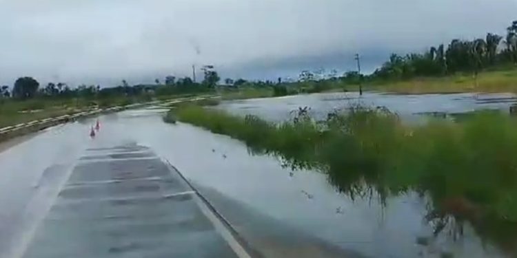 Trecho da BR-425 é tomado pela água e apresenta risco para motoristas