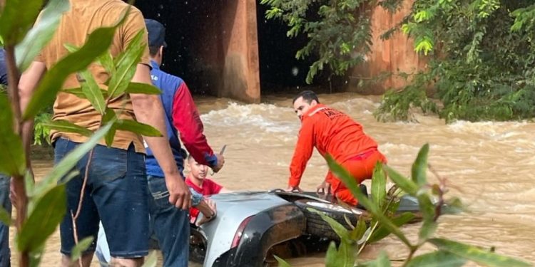 Tragédia em Cerejeiras: mãe e filha morrem após carro cair em rio