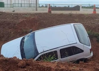 Carro é encontrado abandonado em vala após acidente em Vilhena
