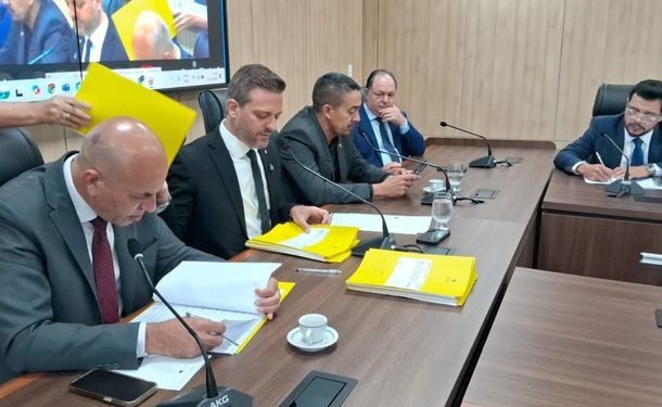 Deputados debatem restrição ao uso de celulares em escolas de Rondônia