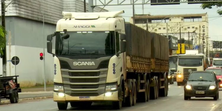 Restrição ao tráfego de carretas na Avenida Jorge Teixeira entra em vigor em abril