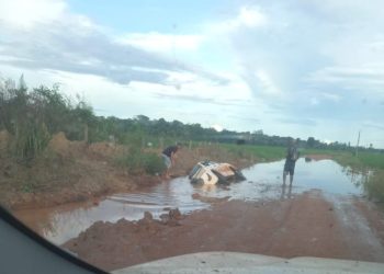 Veículos atolam em estrada de Candeias do Jamari após fortes chuvas