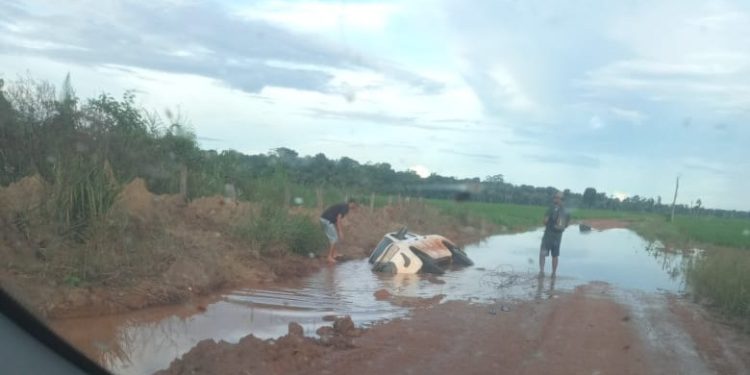 Veículos atolam em estrada de Candeias do Jamari após fortes chuvas