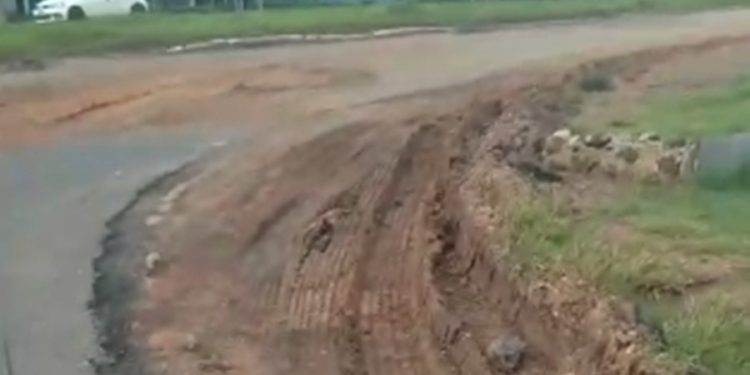 Valeta em rodovia federal gera transtornos no centro de Colorado do Oeste